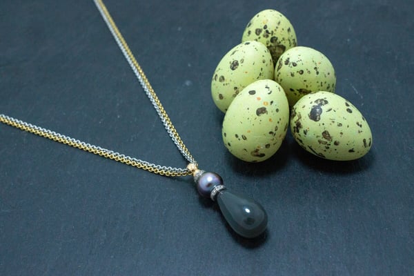 Goldschmiede Jürg Roduner Oster Schmuck Anhänger Rotgold/Weissgold 750 mit 1 Mondstein – Pampel, 1 Tahiti – Zuchtperle und Brillanten