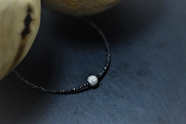 Goldschmiede Jürg Roduner Halsschmuck Schwarzes Diamantcollier mit einer Kugel aus Weissgold 750, ausgefasst mit weissen Brillanten