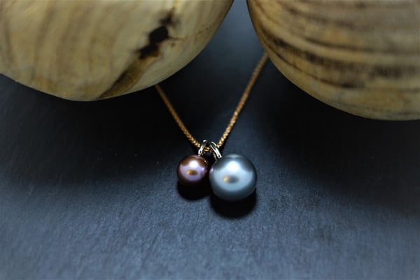 Goldschmiede Jürg Roduner Halsschmuck Feines Ankercollier und zwei Anhänger aus Weissgold / Rotgold 750 mit einer Tahiti – Zuchtperle und einer Süsswasser – Zuchtperle „Scarlett“