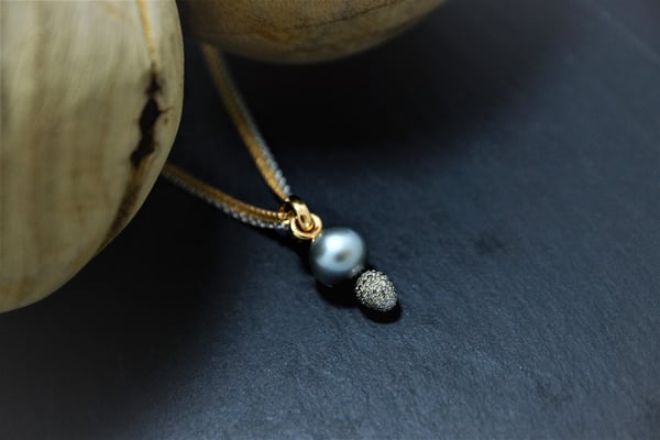 Goldschmiede Jürg Roduner Halsschmuck Dreirangiges Ankercollier mit Zierverschluss und einem Anhänger aus Rotgold / Weissgold 750 mit einer Tahiti – Zuchtperle, weissen und braunen Brillanten