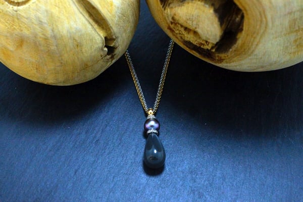 Goldschmiede Jürg Roduner Halsschmuck Rotgold/Weissgold 750 mit 1 Mondstein – Pampel, 1 Tahiti – Zuchtperle und Brillanten