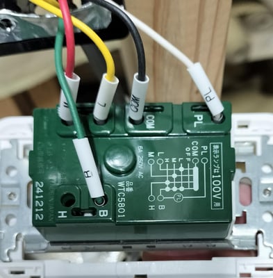 付属のハーネスを風量スイッチの接続口にマークチューブの記号を併せて差し込みます