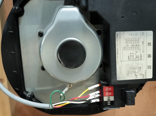 付属のハーネスをファンの接続口にマークチューブの記号を併せて差し込みます