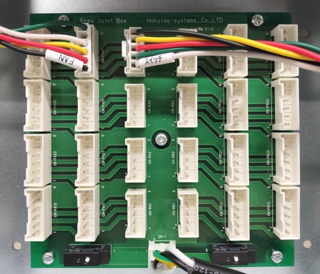 風量スイッチとファンのコネクタを差し込みます。