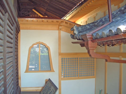 本堂から、護摩堂に続く渡り廊下