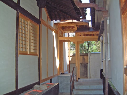 護摩堂から、観音堂に続く渡り廊下