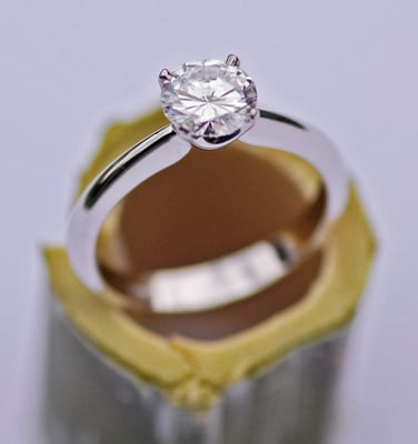 Platinring mit einem 0,89 ct. schweren Brillanten in 4-Griff-Krappenfassung