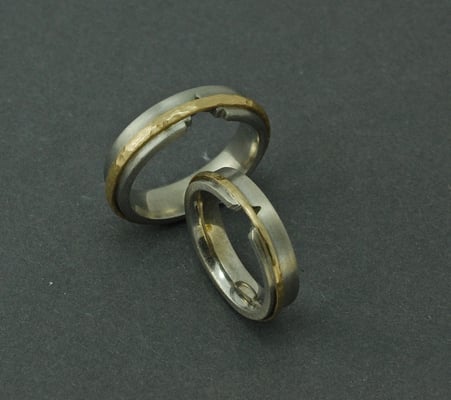 Trauringe mit gesägter Kerbe.