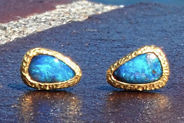 handgefertigter Ohrstecker mit Boulder Opal