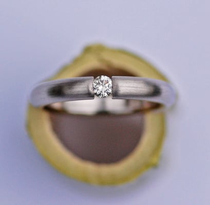 Platin-Spannring mit Brillant, halbrunde Form