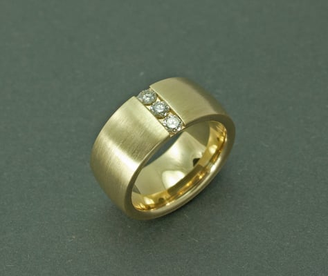 Sehr ausdrucksstarker und breiter (10 mm) Brillantring