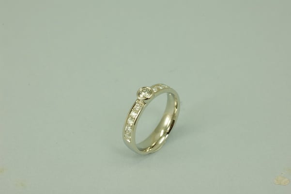 Solitär-Ring mit einem lupenreinen Brillanten und zusätzlich 10 kleinen Brillanten