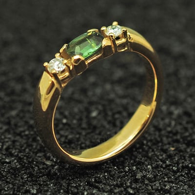 Gelbgoldring mit Smaragd und 2 Brillanten