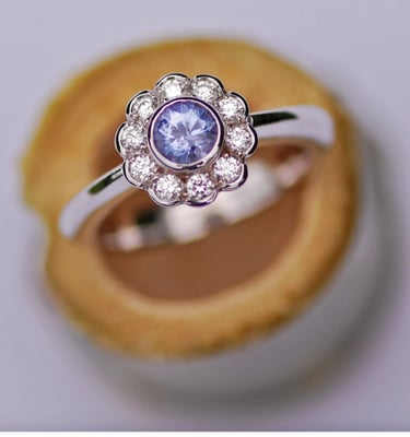 Platinring mit 10 blumenförmig angeordneten Brillanten und einem 0,4 ct. schweren Safir