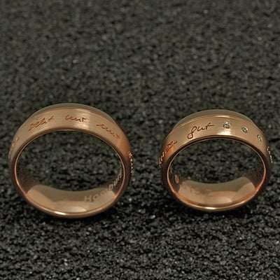 Trauringe aus Rotgold mit umlaufender Gravur