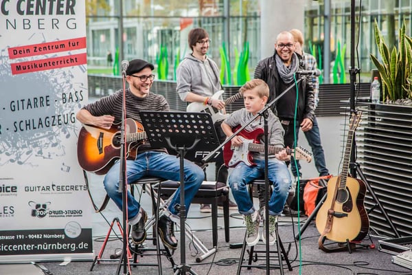 Music Secrets Schüler Gitarren Duo Live bei der Messe Nürnberg 2016