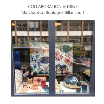 En partenariat avec Céline Kowalski, collaboration pour la scénographie de la vitrine de Marchal& Co et création d'un tableau orné de plumes sur le thème des poissons Empereurs (juin 2021)