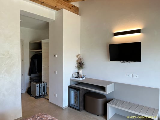 PLENTY OF STORAGE OPTIONS IN THE ROOM