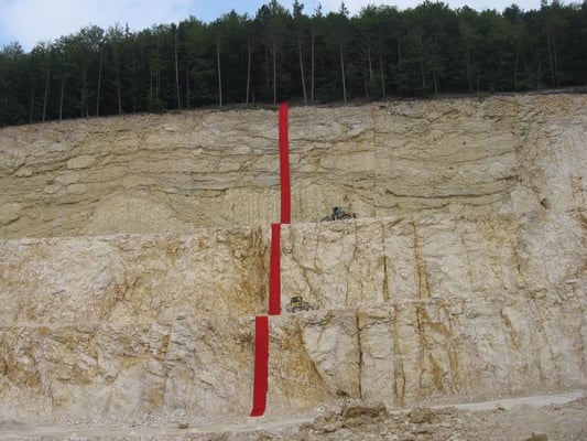 Kunst im Steinbruch. Land-Art-Installation von Alfred Bradler