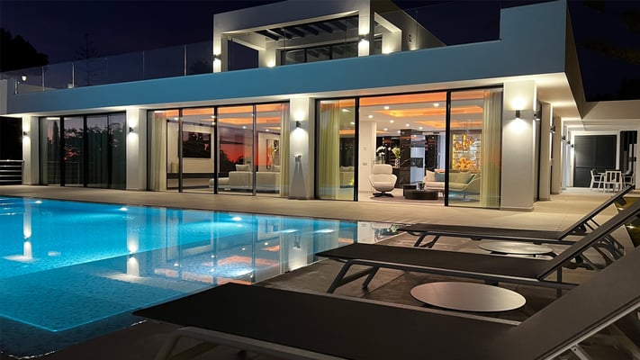 Fachada sur - Piscina - Vista nocturna