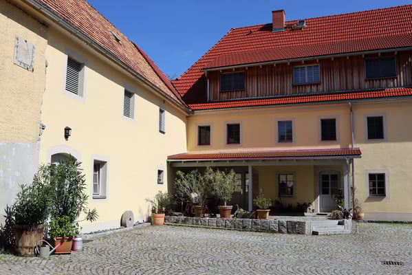 Ansicht des Eingangs zu den Ferienwohnungen im "Adlerhof"