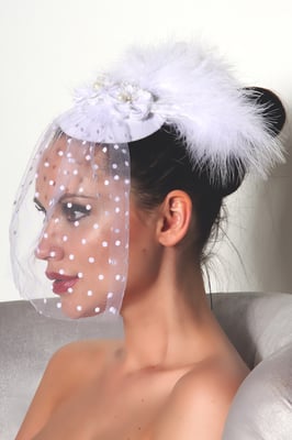 Weisser Minihut mit Schleier