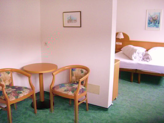 abgetrennter Wohnraum mit Sofa und Sitzecke