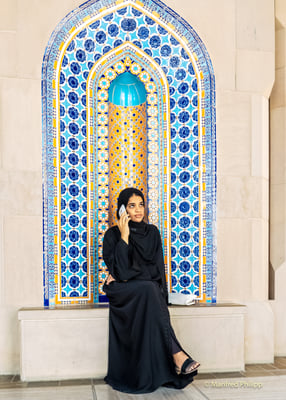 Telefongespräch in der Moschee, Oman