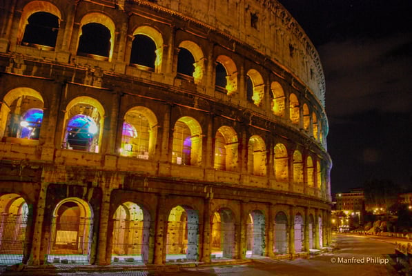 Kolosseum mit Nachtbeleuchtung, Rom, Italien
