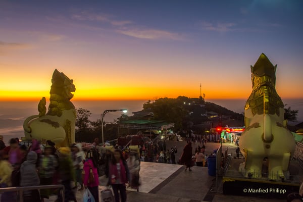 Sonnenaufgang in buddhistischer Pilgerstätte Kyaik Htee Yoe Pagoda, Myanmar