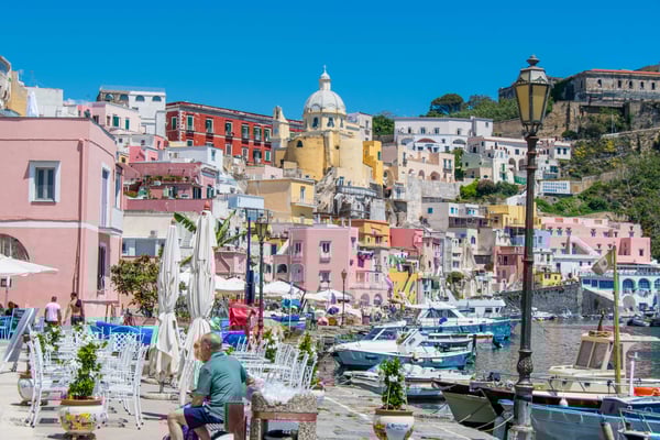 Am Hafen in Procida