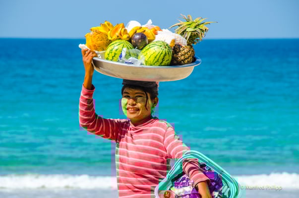 Obsthändlerin am Strand in Myanmar
