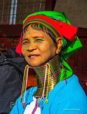 Frau mit Giraffenhals am Inle Lake in Myanmar
