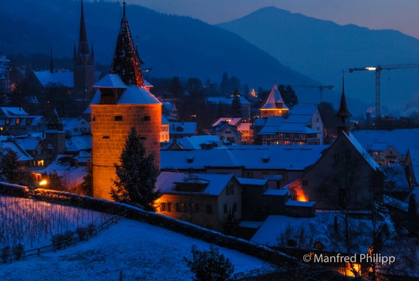 Schneebedeckte Altstadt Zug in der Dämmerung