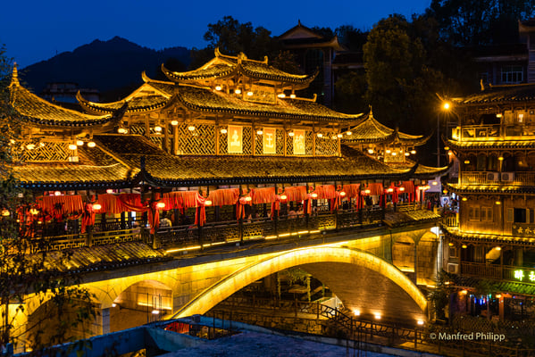 Beleuchtete Brücke in Furong Zhen