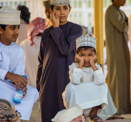 Junge Besucher am Ziegenmarkt in Oman