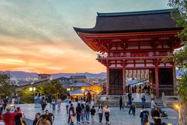 Abendstimmung im Tempel Kiyomizudera in Kyoto, Japan