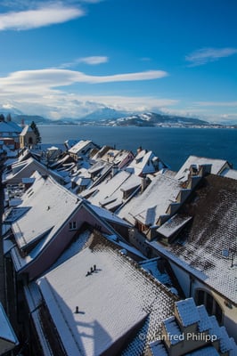 Blick über die Schneedächer der Zuger Altstadt