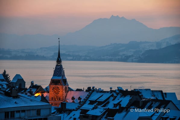 Altstadt von Zug vor dem Zugersee