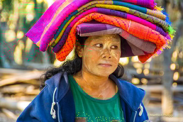 Händlerin auf dem Markt, Myanmar