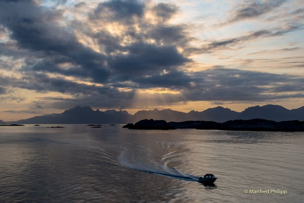 Küste der Lofoten im Abenlicht, Norwegen