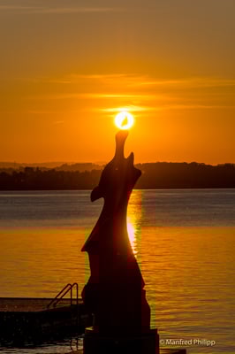 Statue von Henry Moore vor dem Sonnenuntergang