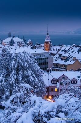 Blick über die veerschneite Stadt Zug und den Zugersee