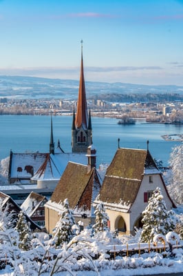 Sicht über die verschneite Stadt Zug und den See