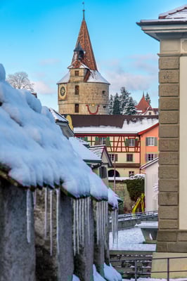 Mauer der Burg von Zug und Pulverturm im Winter 
