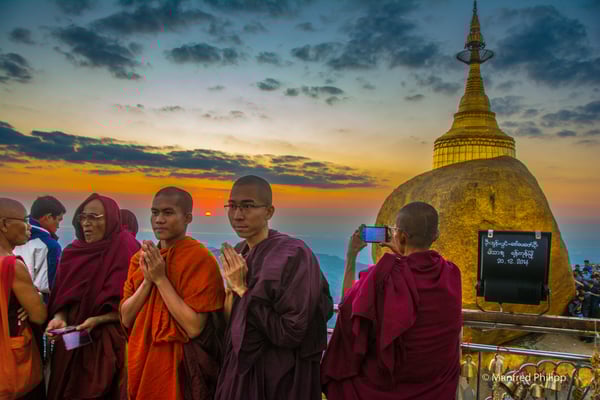 Mönche vor dem Golden Rock am Mt. Kyaiktiyo, Myanmar