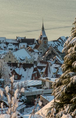 Aussicht auf die verschneite Altstadt von Zug