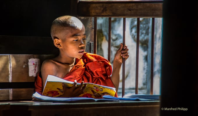 Junger Mönch im Kloster, Myanmar