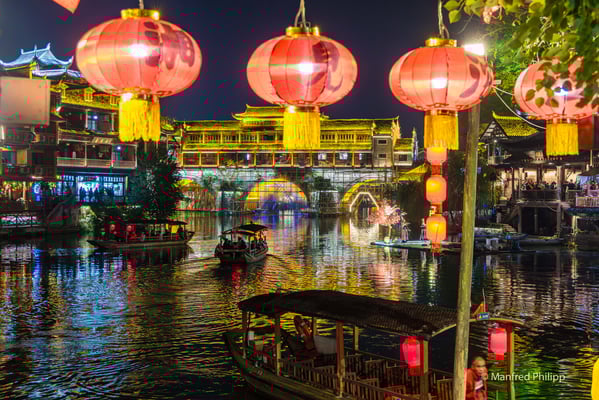 Fenghuang bei Nacht