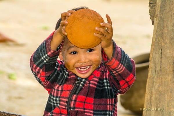 Spielender Junge, Myanmar